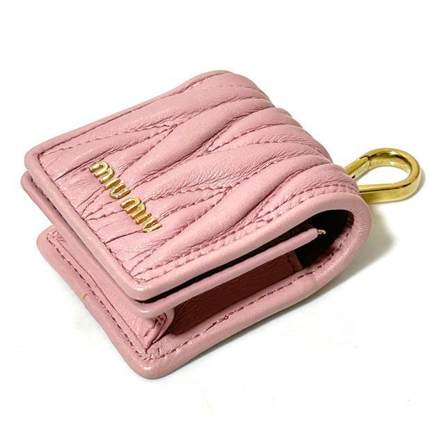 MIUMIU ミュウミュウ AirPodsケース マテラッセ レザー ピンク < ブランド MIUMIU ミュウミュウ AirPodsケース マテラッセ レザー ピンク < ブランドの
