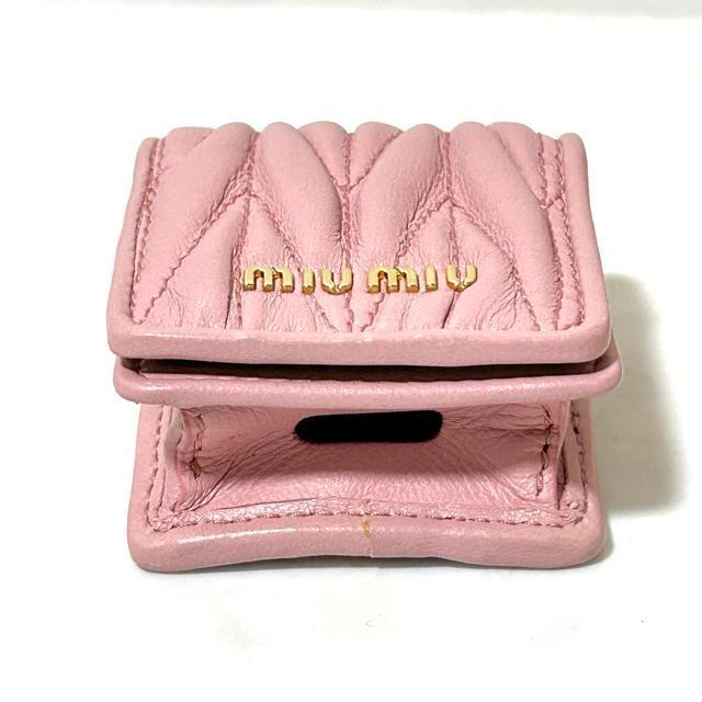 MIUMIU ミュウミュウ AirPodsケース マテラッセ レザー ピンク < ブランド MIUMIU ミュウミュウ AirPodsケース マテラッセ レザー ピンク < ブランドの
