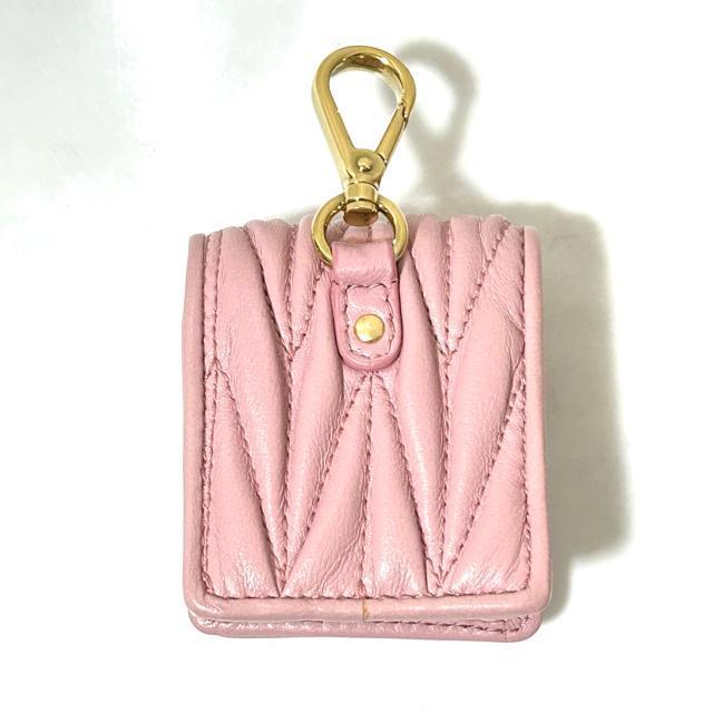 MIUMIU ミュウミュウ AirPodsケース マテラッセ レザー ピンク < ブランド MIUMIU ミュウミュウ AirPodsケース マテラッセ レザー ピンク < ブランドの