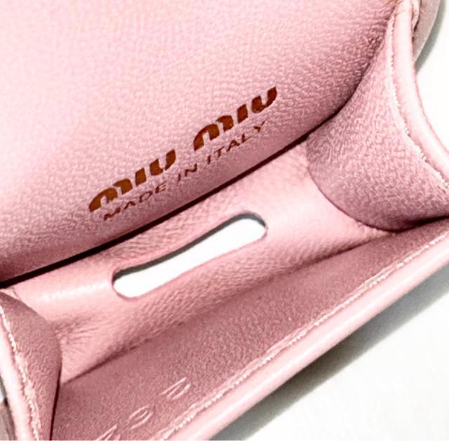 MIUMIU ミュウミュウ AirPodsケース マテラッセ レザー ピンク < ブランド MIUMIU ミュウミュウ AirPodsケース マテラッセ レザー ピンク < ブランドの
