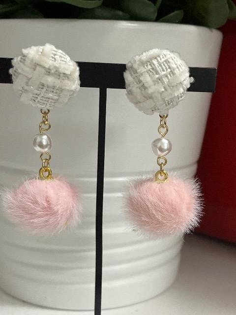 ハンドメイド ファーボールを使用したピアス < 女性ファッション  ハンドメイド ファーボールを使用したピアス  < 女性ファッションの