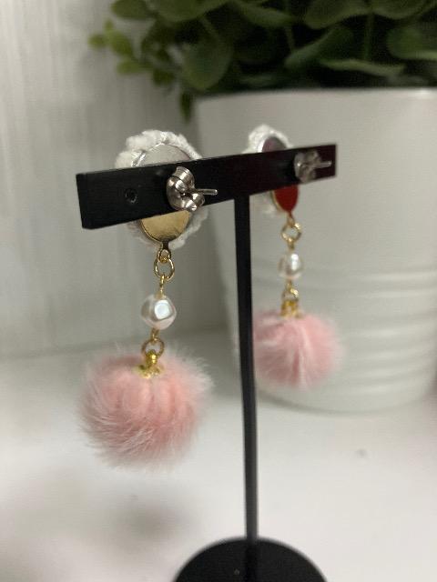 ハンドメイド ファーボールを使用したピアス < 女性ファッション  ハンドメイド ファーボールを使用したピアス < 女性ファッションの
