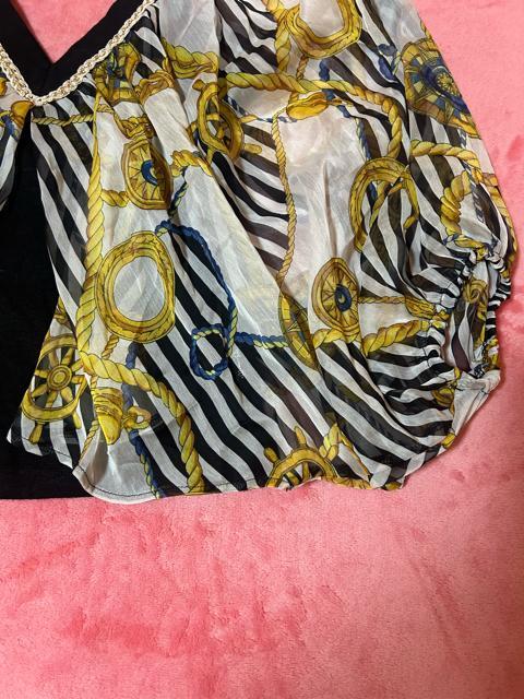 d.i.a. 大きく空いた前後のVネック マリン柄シフォンがヒラヒラとなびく涼しげな五分袖トップス 新品未使用 < ブランド  d.i.a. 大きく空いた前後のVネック マリン柄シフォンがヒラヒラとなびく涼しげな五分袖トップス 新品未使用 < ブランドの