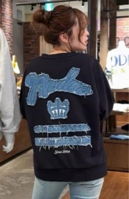 ロデオクラウンズ★ ロゴデニムパッチスウェットトップス(ブラック) < ブランド ロデオクラウンズ★ ロゴデニムパッチスウェットトップス(ブラック) < ブランドの