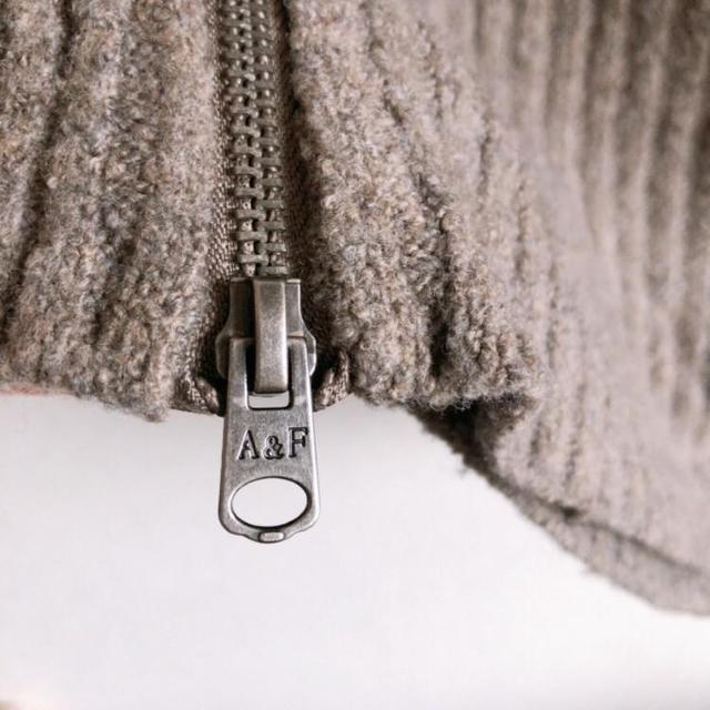 ◆Abercrombie & Fitch/アバクロ◆定番シンプルニット★グレージュ系Sサイズ*秋コーデ♪ハワイ購入 < ブランド  ◆Abercrombie & Fitch/アバクロ◆定番シンプルニット★グレージュ系Sサイズ*秋コーデ♪ハワイ購入 < ブランドの