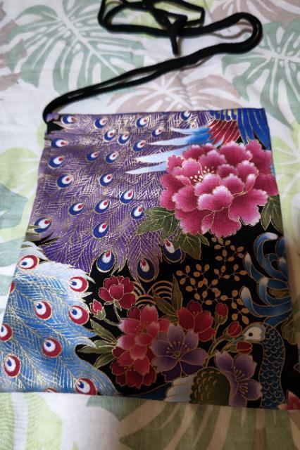 ★処分品★新柄黒×金彩大孔雀牡丹桜和柄ナナメ掛巾着袋 < キッズ/ベビー  ★処分品★新柄黒×金彩大孔雀牡丹桜和柄ナナメ掛巾着袋  < キッズ/ベビーの