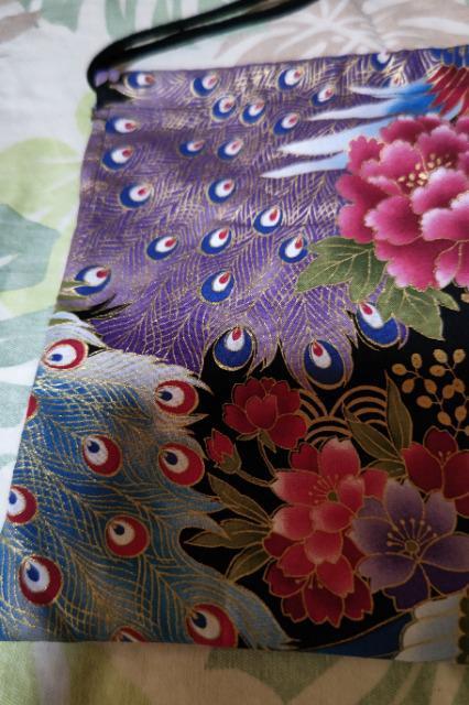 ★処分品★新柄黒×金彩大孔雀牡丹桜和柄ナナメ掛巾着袋 < キッズ/ベビー  ★処分品★新柄黒×金彩大孔雀牡丹桜和柄ナナメ掛巾着袋 < キッズ/ベビーの