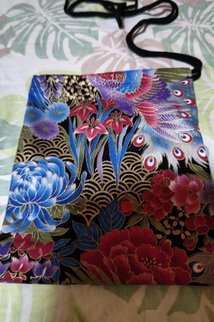 ★処分品★新柄黒×金彩大孔雀牡丹桜和柄ナナメ掛巾着袋 < キッズ/ベビー  ★処分品★新柄黒×金彩大孔雀牡丹桜和柄ナナメ掛巾着袋 < キッズ/ベビーの