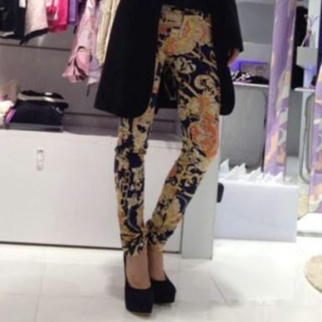 Rady☆クイーンスカーフ柄☆スキニーパンツ☆S☆ネイビー☆新品同様 < ブランド Rady☆クイーンスカーフ柄☆スキニーパンツ☆S☆ネイビー☆新品同様 < ブランドの