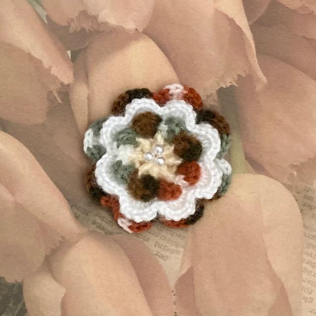 ハンドメイド♪かぎ針編み 毛糸で編んだお花モチーフのブローチ < 女性ファッション  ハンドメイド♪かぎ針編み 毛糸で編んだお花モチーフのブローチ  < 女性ファッションの