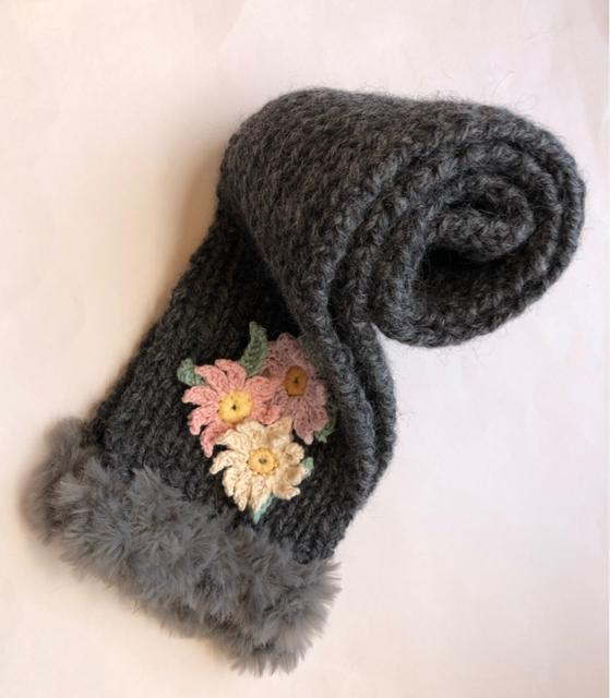 ハンドメイド マフラー 一巻き用 ウール100% グレー 春色お花 < 女性ファッション  ハンドメイド マフラー 一巻き用 ウール100% グレー 春色お花 < 女性ファッションの