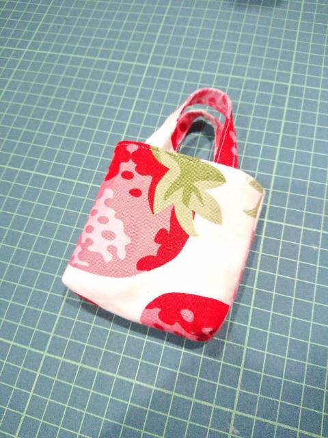 ハンドメイド小物入れ(いちごA) < 女性ファッション  ハンドメイド小物入れ(いちごA)  < 女性ファッションの