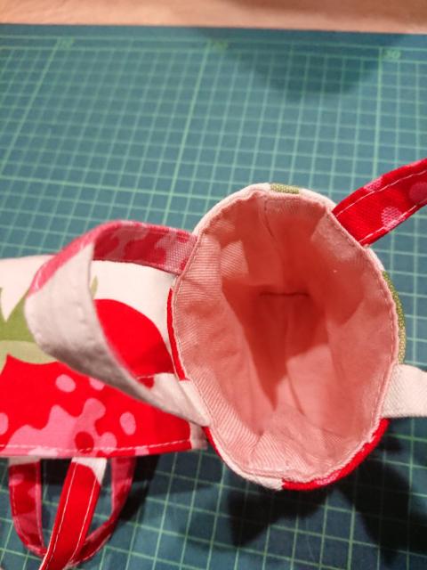 ハンドメイド小物入れ(いちごA) < 女性ファッション  ハンドメイド小物入れ(いちごA) < 女性ファッションの