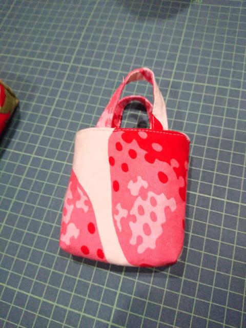 ハンドメイド小物入れ(いちごA) < 女性ファッション  ハンドメイド小物入れ(いちごA) < 女性ファッションの