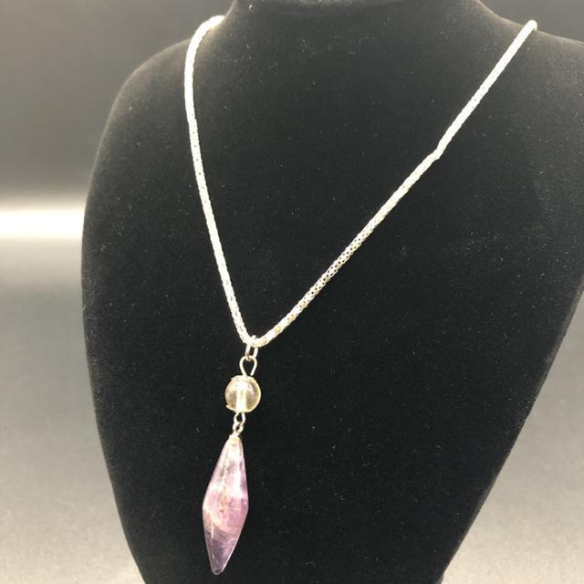 ���� �X�g�[�� �l�b�N���X 