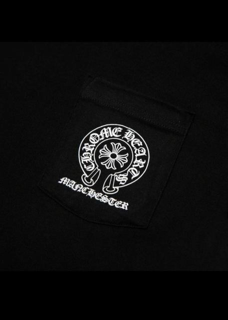 UK限定【クロムハーツ】フローラルクロス Tシャツ マンチェスター限定 ホースシュー ポケットロゴ ブラック Tシャツ < ブランド UK限定【クロムハーツ】フローラルクロス Tシャツ マンチェスター限定 ホースシュー ポケットロゴ ブラック Tシャツ < ブランドの