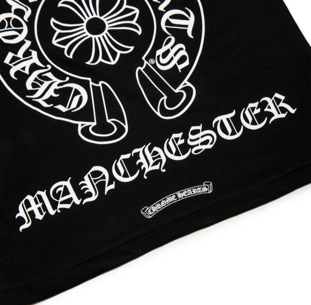 UK限定【クロムハーツ】フローラルクロス Tシャツ マンチェスター限定 ホースシュー ポケットロゴ ブラック Tシャツ < ブランド UK限定【クロムハーツ】フローラルクロス Tシャツ マンチェスター限定 ホースシュー ポケットロゴ ブラック Tシャツ < ブランドの