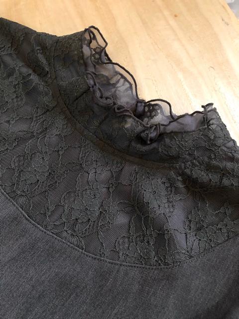 衿から胸元レースのブラウス カットソー グレー L < 女性ファッション 衿から胸元レースのブラウス カットソー グレー L < 女性ファッションの