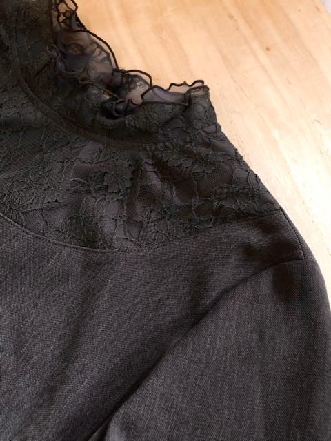 衿から胸元レースのブラウス カットソー グレー L < 女性ファッション 衿から胸元レースのブラウス カットソー グレー L < 女性ファッションの