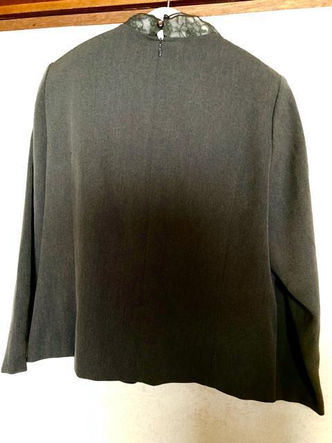 衿から胸元レースのブラウス カットソー グレー L < 女性ファッション 衿から胸元レースのブラウス カットソー グレー L < 女性ファッションの