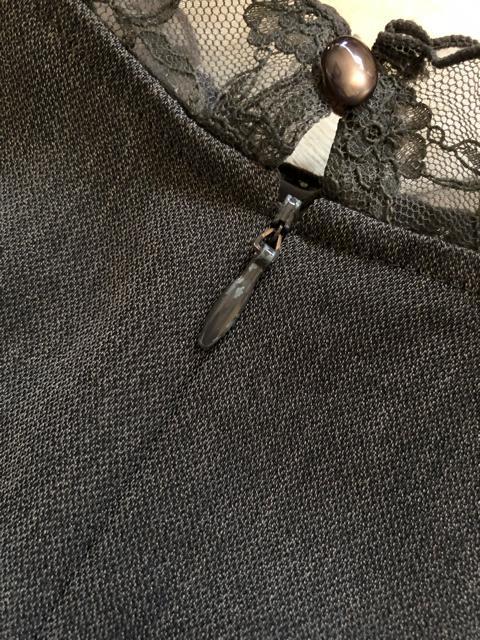 衿から胸元レースのブラウス カットソー グレー L < 女性ファッション 衿から胸元レースのブラウス カットソー グレー L < 女性ファッションの