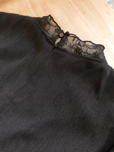 衿から胸元レースのブラウス カットソー グレー L < 女性ファッション 衿から胸元レースのブラウス カットソー グレー L < 女性ファッションの