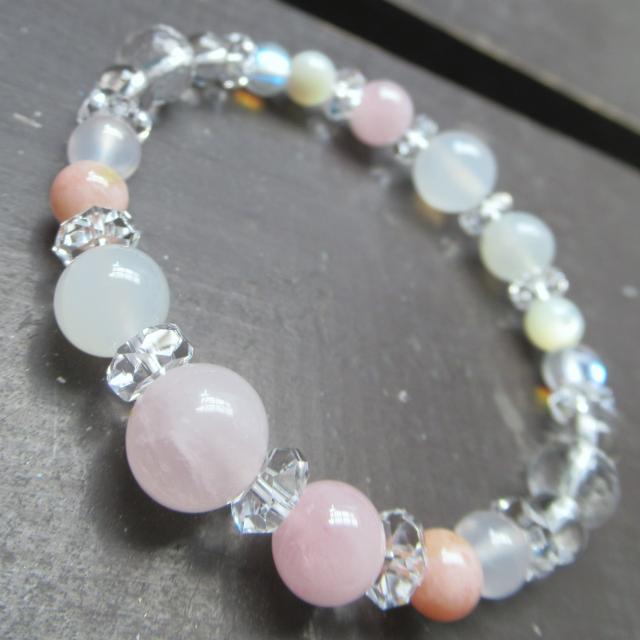 ローズクォーツxカルセドニーxピンクオパールxムーンストーン < 女性アクセサリー/時計 ローズクォーツxカルセドニーxピンクオパールxムーンストーン < 女性アクセサリー/時計の