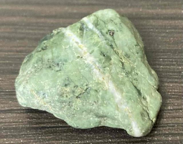 超激安900円スタート!「お守り」や「ワイヤー作家」や「ジュエリー作家」の素材に阿波翡翠(ジェイド)原石 < 女性ファッション  超激安900円スタート!「お守り」や「ワイヤー作家」や「ジュエリー作家」の素材に阿波翡翠(ジェイド)原石  < 女性ファッションの
