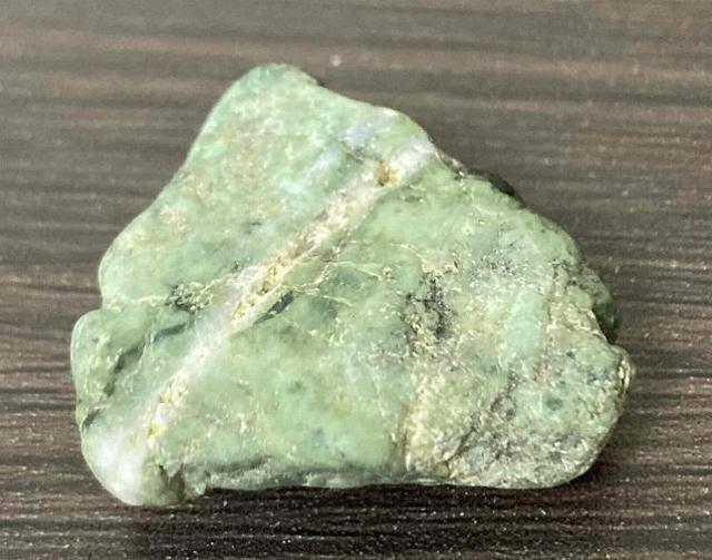 超激安900円スタート!「お守り」や「ワイヤー作家」や「ジュエリー作家」の素材に阿波翡翠(ジェイド)原石 < 女性ファッション  超激安900円スタート!「お守り」や「ワイヤー作家」や「ジュエリー作家」の素材に阿波翡翠(ジェイド)原石 < 女性ファッションの