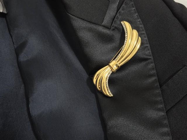 正規 レア イヴサンローラン YSL クラシックジュエリー リボン ブローチ ビジューストーン エクストララージLピンバッジ < ブランド  正規 レア イヴサンローラン YSL クラシックジュエリー リボン ブローチ ビジューストーン エクストララージLピンバッジ < ブランドの