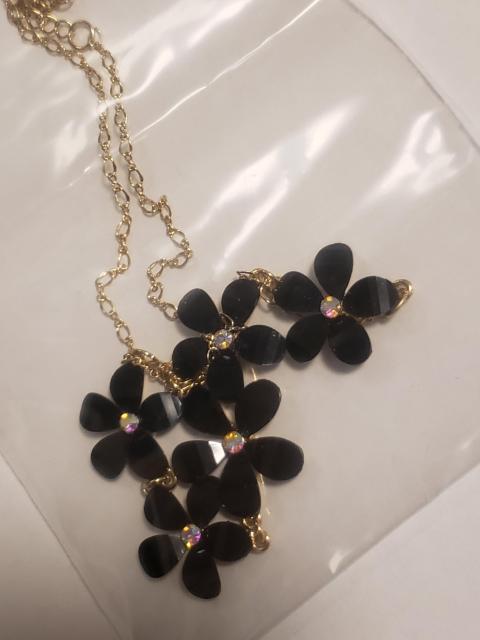 ☆新品未使用☆フラワーネックレス < 女性アクセサリー/時計 ☆新品未使用☆フラワーネックレス < 女性アクセサリー/時計の