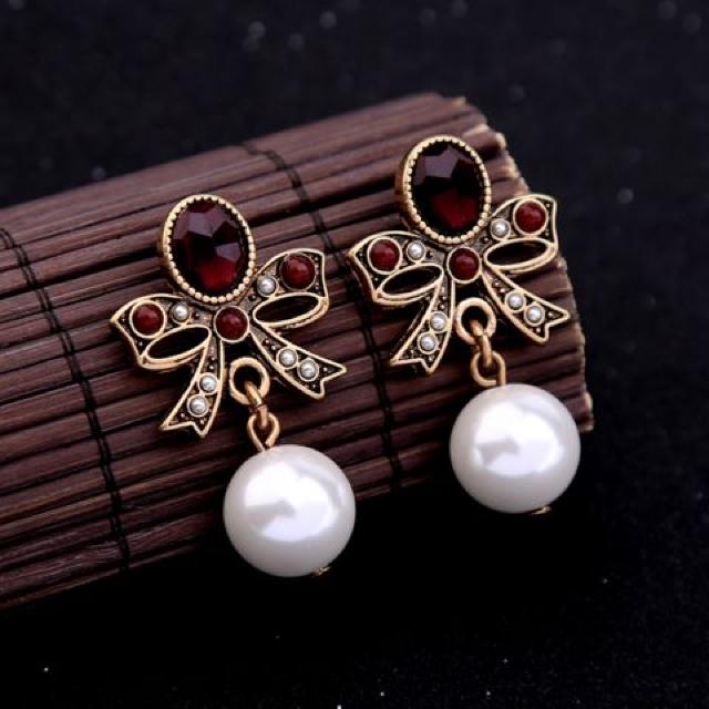 新品ゴスロリ姫系アンティーク調深紅ストーンリボンパールピアス < 女性アクセサリー/時計 新品ゴスロリ姫系アンティーク調深紅ストーンリボンパールピアス < 女性アクセサリー/時計の