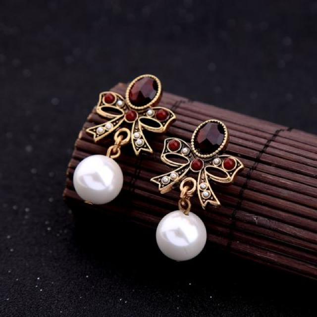 新品ゴスロリ姫系アンティーク調深紅ストーンリボンパールピアス < 女性アクセサリー/時計 新品ゴスロリ姫系アンティーク調深紅ストーンリボンパールピアス < 女性アクセサリー/時計の