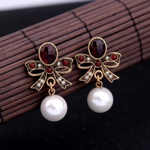 新品ゴスロリ姫系アンティーク調深紅ストーンリボンパールピアス < 女性アクセサリー/時計 新品ゴスロリ姫系アンティーク調深紅ストーンリボンパールピアス < 女性アクセサリー/時計の
