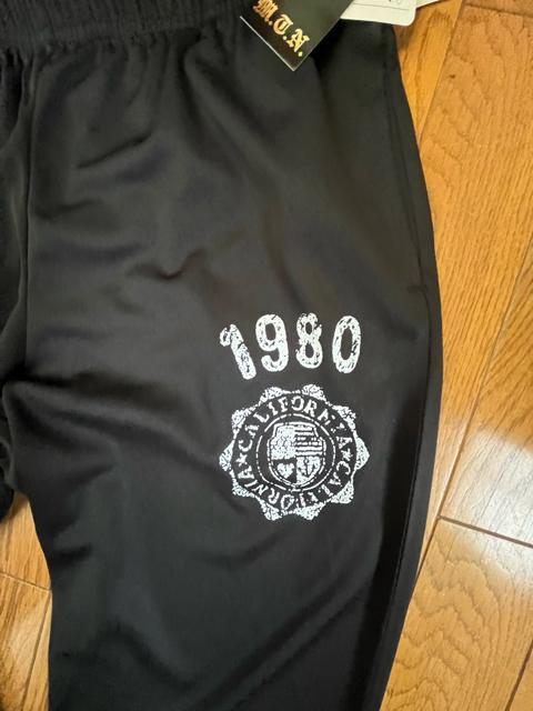Lサイズ!高貴紳士的!ロゴがかっこいい!サラッとメッシュ素材!ブラック色合い!両サイドポケット付き!リラックス!ロングパンツ! < 男性ファッション  Lサイズ!高貴紳士的!ロゴがかっこいい!サラッとメッシュ素材!ブラック色合い!両サイドポケット付き!リラックス!ロングパンツ! < 男性ファッションの