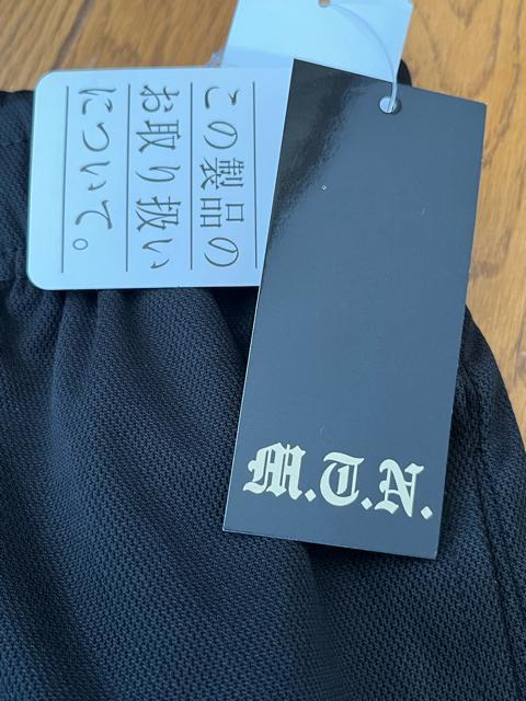 Lサイズ!高貴紳士的!ロゴがかっこいい!サラッとメッシュ素材!ブラック色合い!両サイドポケット付き!リラックス!ロングパンツ! < 男性ファッション  Lサイズ!高貴紳士的!ロゴがかっこいい!サラッとメッシュ素材!ブラック色合い!両サイドポケット付き!リラックス!ロングパンツ! < 男性ファッションの