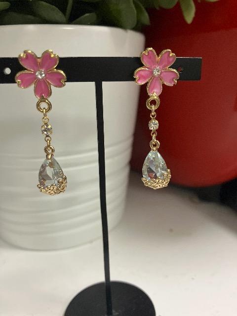 ハンドメイド 花のチャームとしずくのチャームを使用したピアス < 女性ファッション  ハンドメイド 花のチャームとしずくのチャームを使用したピアス  < 女性ファッションの