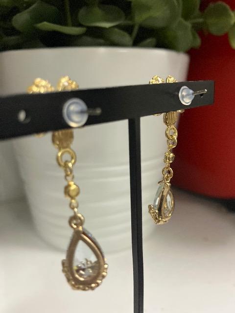 ハンドメイド 花のチャームとしずくのチャームを使用したピアス < 女性ファッション  ハンドメイド 花のチャームとしずくのチャームを使用したピアス < 女性ファッションの