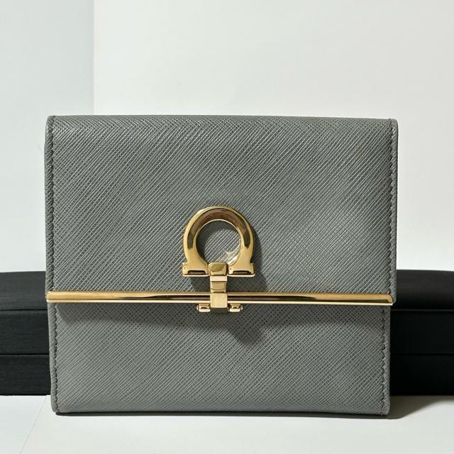 美品 Salvatore Ferragamo フェラガモ ガンチーニ 二つ折り財布 JL22 4639 < ブランド  美品 Salvatore Ferragamo フェラガモ ガンチーニ 二つ折り財布 JL22 4639 < ブランドの