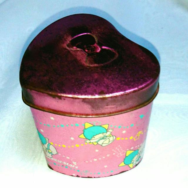 1976年 レア キキララ 缶 小物入れ 初期 サンリオ 昭和 レトロ < おもちゃ  1976年 レア キキララ 缶 小物入れ 初期 サンリオ 昭和 レトロ  < おもちゃの