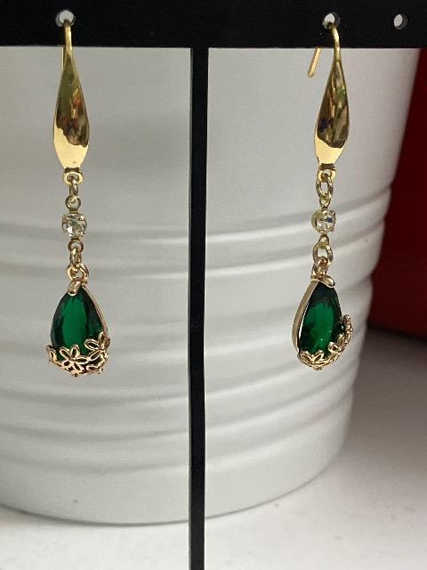 ハンドメイド しずくのチャームを使用したピアス < 女性ファッション  ハンドメイド しずくのチャームを使用したピアス  < 女性ファッションの