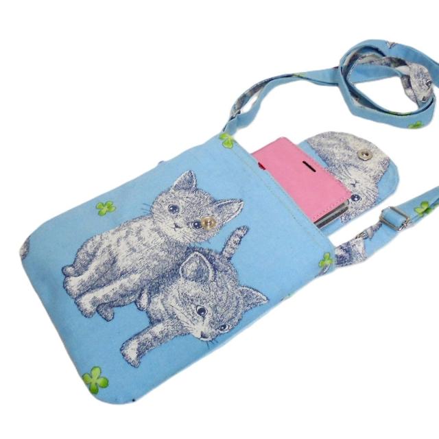 ◆子猫・てんとう虫・クローバー×ブルーグレー地◆スマホポシェット ショルダー ポーチ < 女性ファッション ◆子猫・てんとう虫・クローバー×ブルーグレー地◆スマホポシェット ショルダー ポーチ < 女性ファッションの