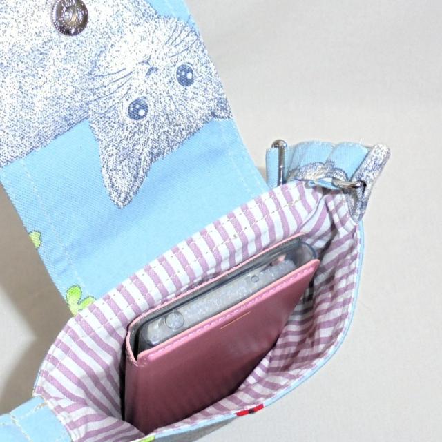 ◆子猫・てんとう虫・クローバー×ブルーグレー地◆スマホポシェット ショルダー ポーチ < 女性ファッション ◆子猫・てんとう虫・クローバー×ブルーグレー地◆スマホポシェット ショルダー ポーチ < 女性ファッションの