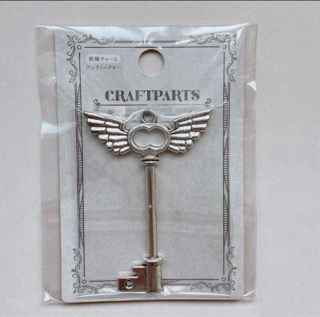 アンティークキー 羽根 鍵 魔法 ハンドメイド ぬいぐるみ ぬい活 オタ活 銀 N2m < ペット/手芸/園芸  アンティークキー 羽根 鍵 魔法 ハンドメイド ぬいぐるみ ぬい活 オタ活 銀 N2m  < ペット/手芸/園芸の
