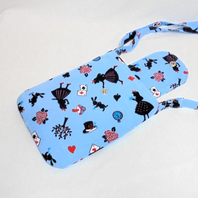 ◆不思議の国のアリス◆シルエット×ブルー地◆スマホポシェット ショルダー ポーチ < 女性ファッション ◆不思議の国のアリス◆シルエット×ブルー地◆スマホポシェット ショルダー ポーチ < 女性ファッションの