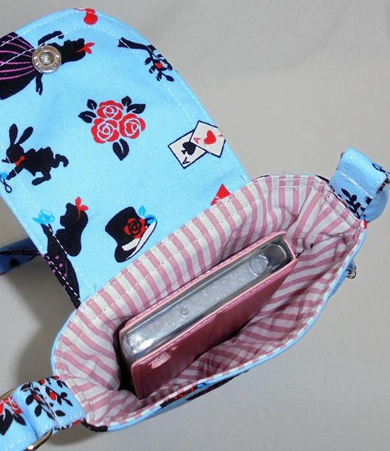 ◆不思議の国のアリス◆シルエット×ブルー地◆スマホポシェット ショルダー ポーチ < 女性ファッション ◆不思議の国のアリス◆シルエット×ブルー地◆スマホポシェット ショルダー ポーチ < 女性ファッションの