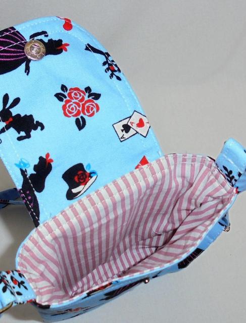 ◆不思議の国のアリス◆シルエット×ブルー地◆スマホポシェット ショルダー ポーチ < 女性ファッション ◆不思議の国のアリス◆シルエット×ブルー地◆スマホポシェット ショルダー ポーチ < 女性ファッションの