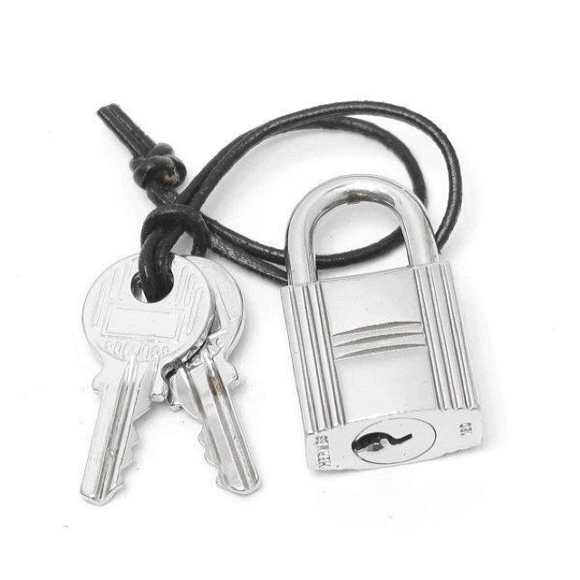 ◆ 本物 程度良 ◆ HERMES エルメス カデナ シルバー 南京錠 錠 鍵2本 鍵 KEY キー バッグ付属 120 人気 < ブランド ◆ 本物 程度良 ◆ HERMES エルメス カデナ シルバー 南京錠 錠 鍵2本 鍵 KEY キー バッグ付属 120 人気 < ブランドの