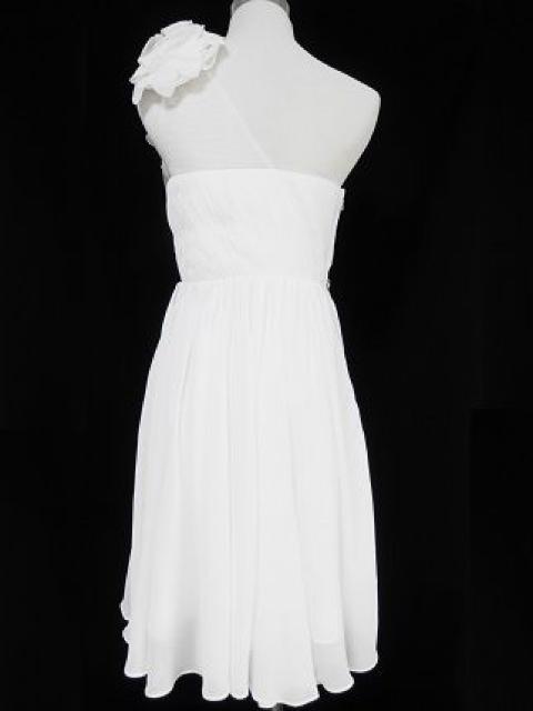 白ワンショルフラワー花上品エレガントミディアムワンピドレス < 女性ファッション 白ワンショルフラワー花上品エレガントミディアムワンピドレス < 女性ファッションの