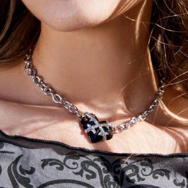 ROMWE★新品★茨に縛られたハートのネックレス < 女性アクセサリー/時計  ROMWE★新品★茨に縛られたハートのネックレス  < 女性アクセサリー/時計の